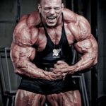 dennis wolf esegue la posa di most muscular